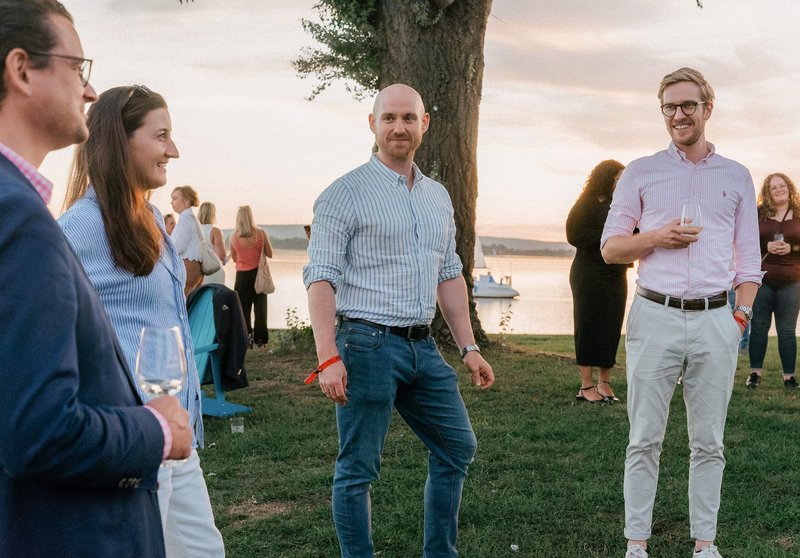 Zwei Mitarbeiterinnen im Gespräch im Treppenhaus der Kanzlei
