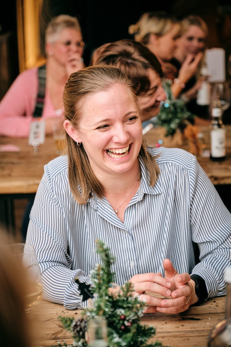 Impressionen von der Weihnachtsfeier der Insolvenzverwalterkanzlei – Eine Kollegin lacht