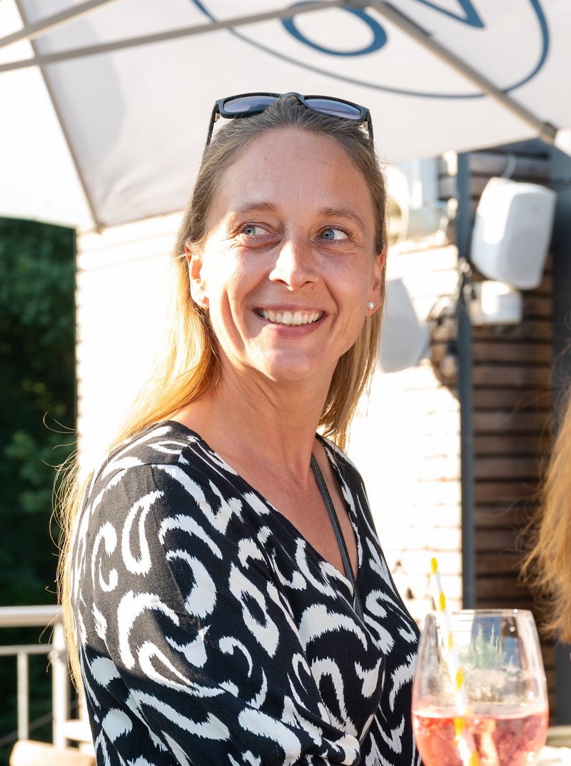 Impressionen vom Team-Event der Insolvenzverwalterkanzlei – eine Mitarbeiterin freut sich auf den Abend