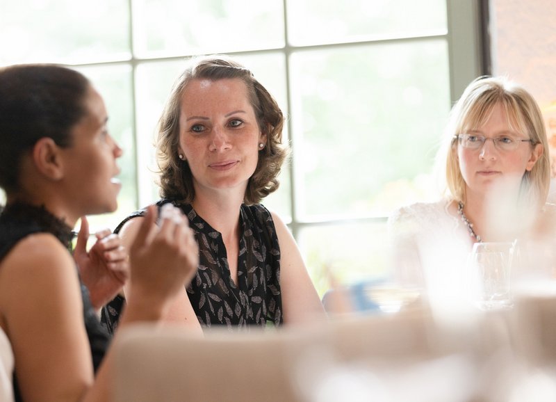 Impressionen des Team-Events der Insolvenzverwalterkanzlei – Drei Kolleginnen unterhalten sich