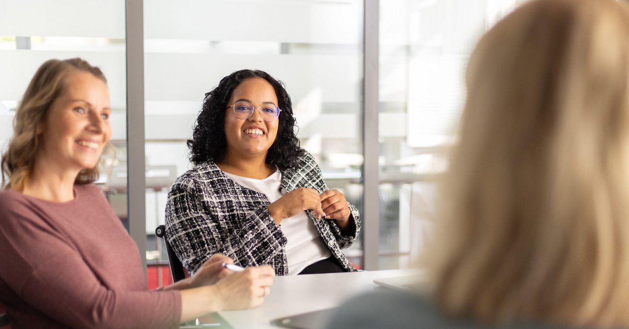 Gespräch zwischen Mitarbeiter:innen in den Kanzleiräumen von KÖSTERBERNER