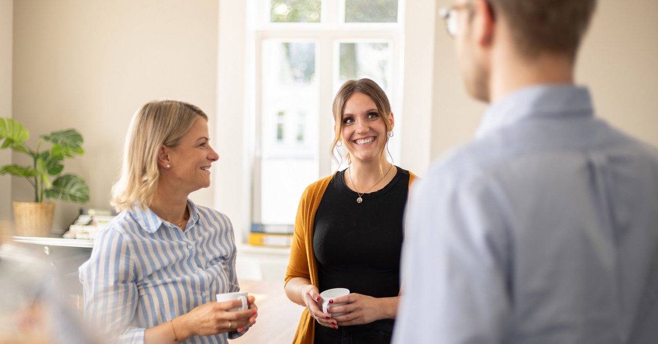 Gespräch zwischen Mitarbeiter:innen in den Kanzleiräumen von KÖSTERBERNER