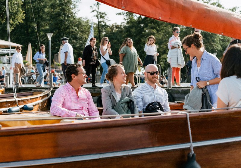 Impressionen vom gemeinsamen Kochen bei der Weihnachtsfeier der Kanzlei – Ein Mitarbeiter rührt im Kochtopf und eine Kollegin kocht